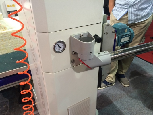 स्पंज के लिए क्षैतिज 4kw 380V दोलन ब्लेड काटने की मशीन